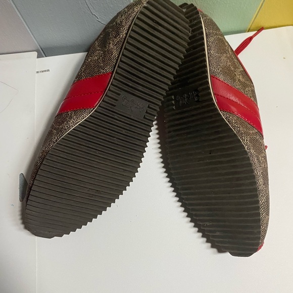 Coach - Picture 2 of 4